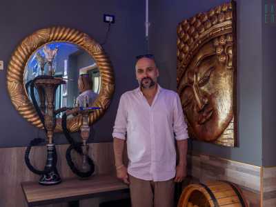 A venirci incontro � il 40enne iraniano Jawad Purashidi, proprietario del locale, che ha inaugurato Il Sultano dopo la pandemia, l�11 maggio 2021
